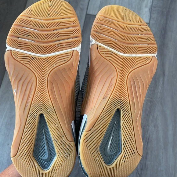 EUC kids Nike Metacon 8 sneakers. Size 4.5 - Picture 6 of 9